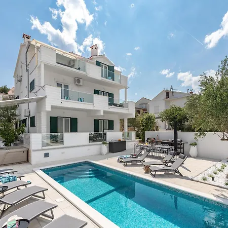 Apartment In Slatine Near The Beach, Cleaning Included Apartament