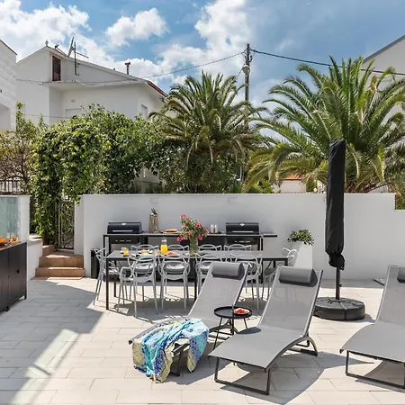 Apartment In Slatine Near The Beach, Cleaning Included Apartament