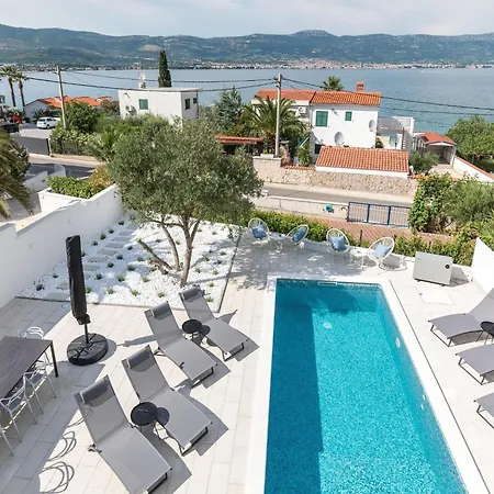 Apartment In Slatine Near The Beach, Cleaning Included *