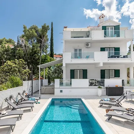Apartment In Slatine Near The Beach, Cleaning Included Apartament