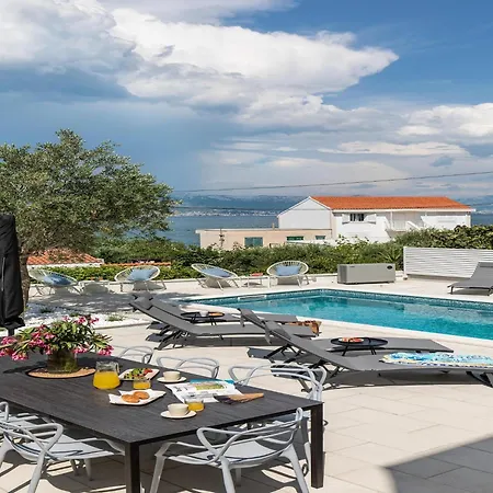 Apartment In Slatine Near The Beach, Cleaning Included *