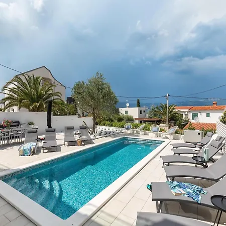 Apartament Apartment In Slatine Near The Beach, Cleaning Included